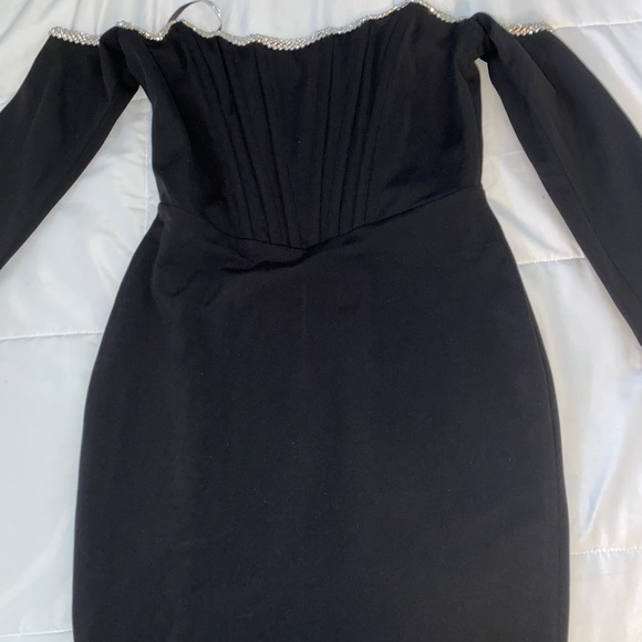 Black long sleeve off shoulder dress. - Picture 2 of 4